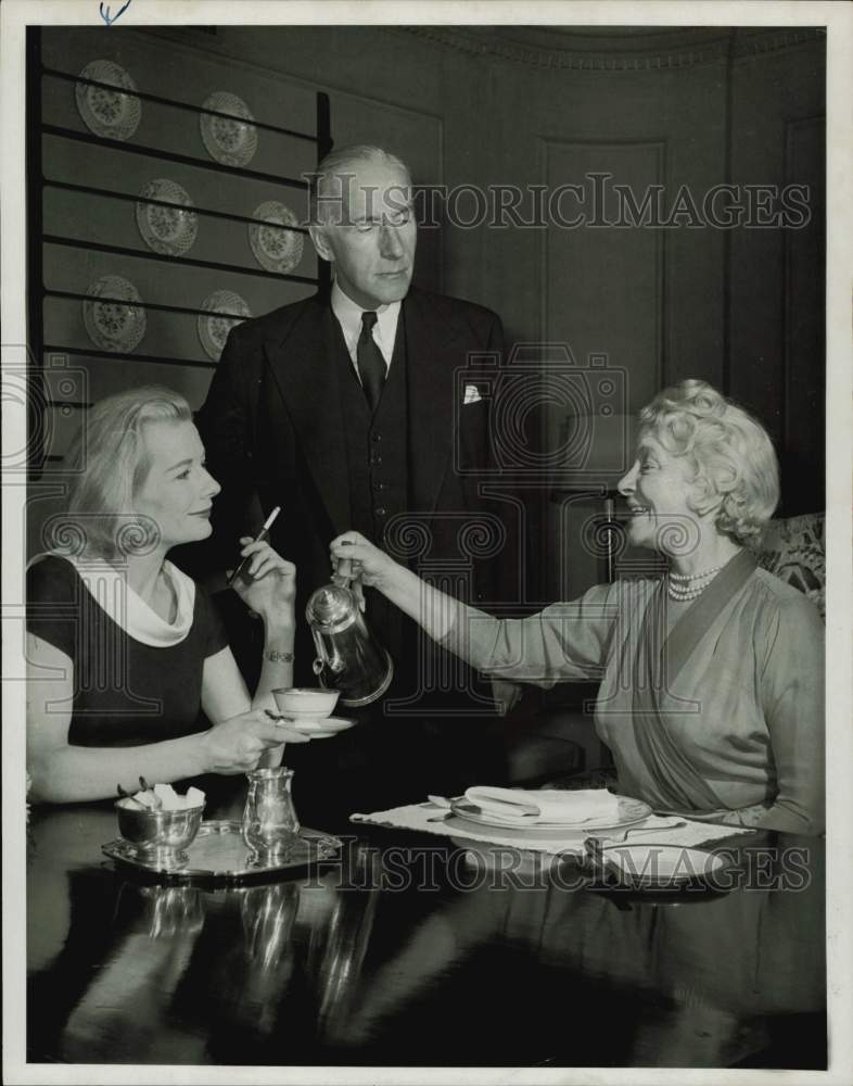 1957 Press Photo Actors Leueen MacGrath, Wilfrid Hyde-White &amp; Co-Star- Historic Images