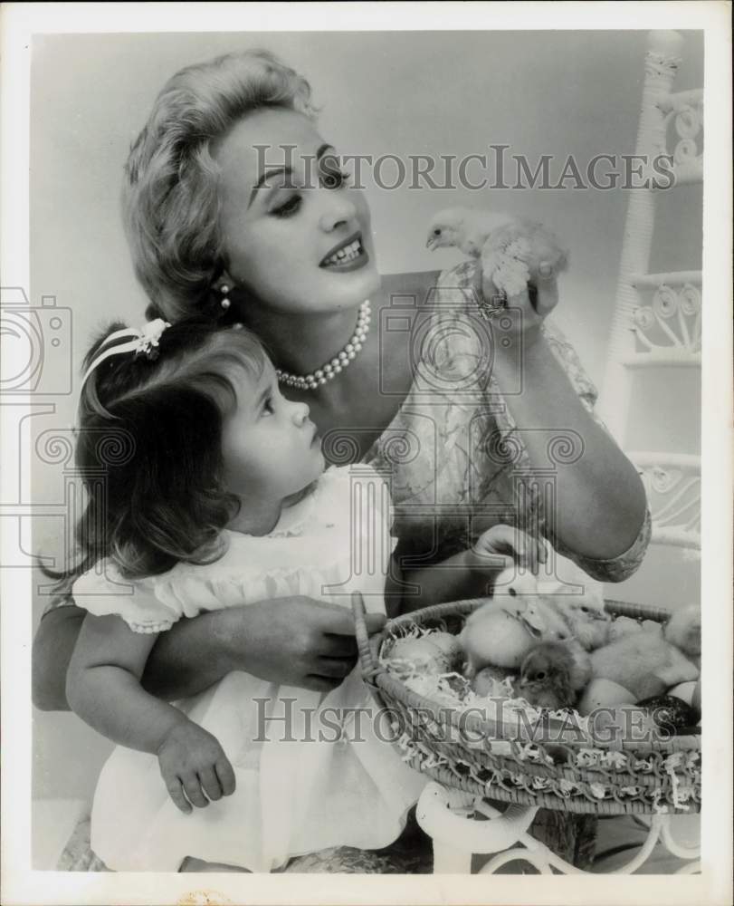 1958 Press Photo Actress Jane Powell & Daughter with Baby Chicks ...