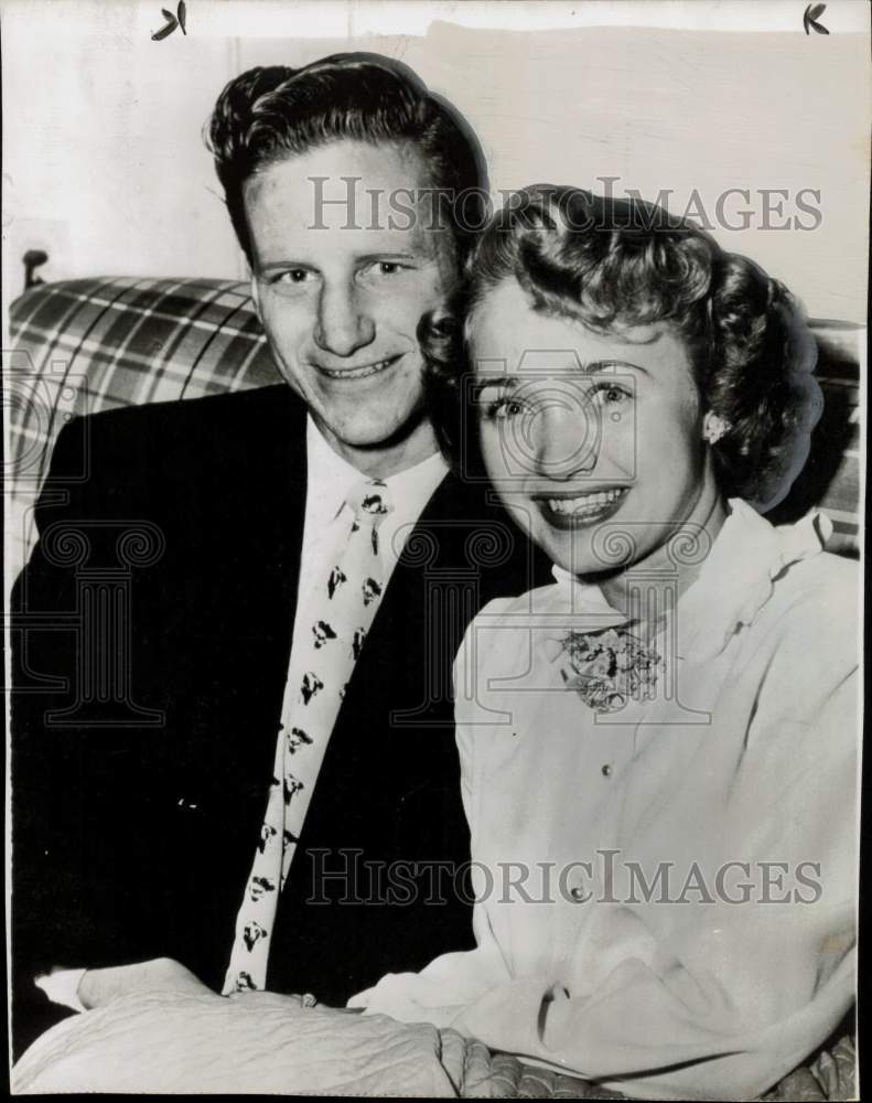 1953 Press Photo Jane Powell and husband Geary Steffen sit holding hands- Historic Images