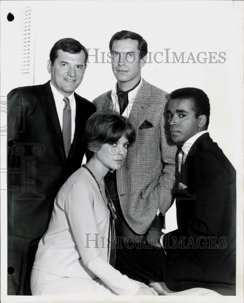 1968 Press Photo Greg Morris, actor, poses with other actors - hpp30275- Historic Images