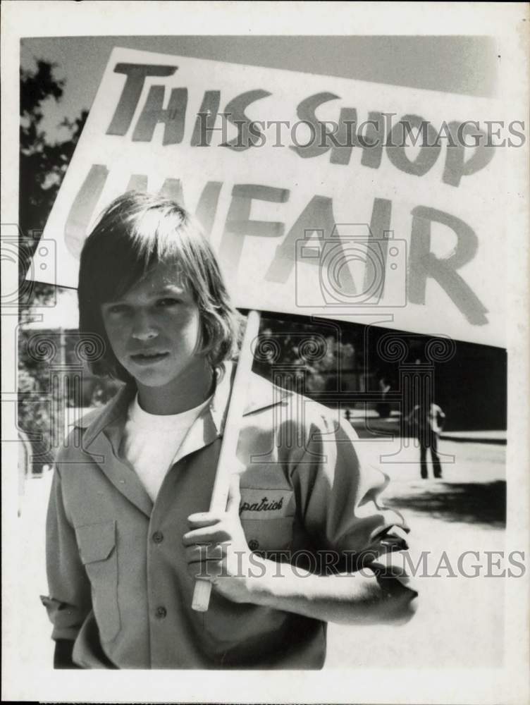 1977 Press Photo James Vincent McNichol in &quot;The Fitzpatricks&quot; - hpp30407- Historic Images