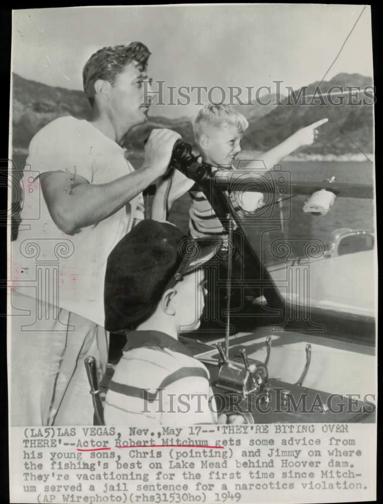 1949 Press Photo Actor Robert Mitchum, Sons Chris &amp; Jimmy Fishing on Lake Mead- Historic Images