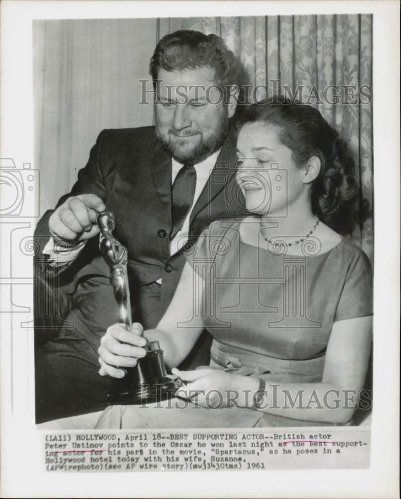 1961 Press Photo Actor Peter Ustinov &amp; Wife Suzanne Hold Oscar Award - hpp30944- Historic Images