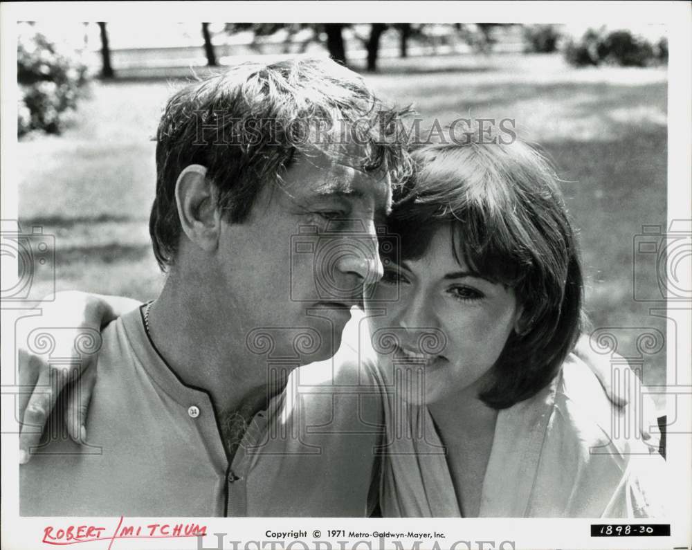 1971 Press Photo Actors Robert Mitchum, Brenda Vaccaro - hpp31110- Historic Images