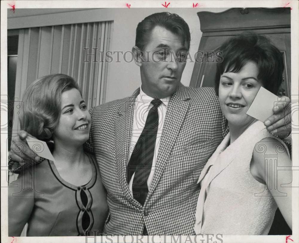 1965 Press Photo Robert Mitchum with Blonde &amp; Brunette Houston Post Reporters- Historic Images