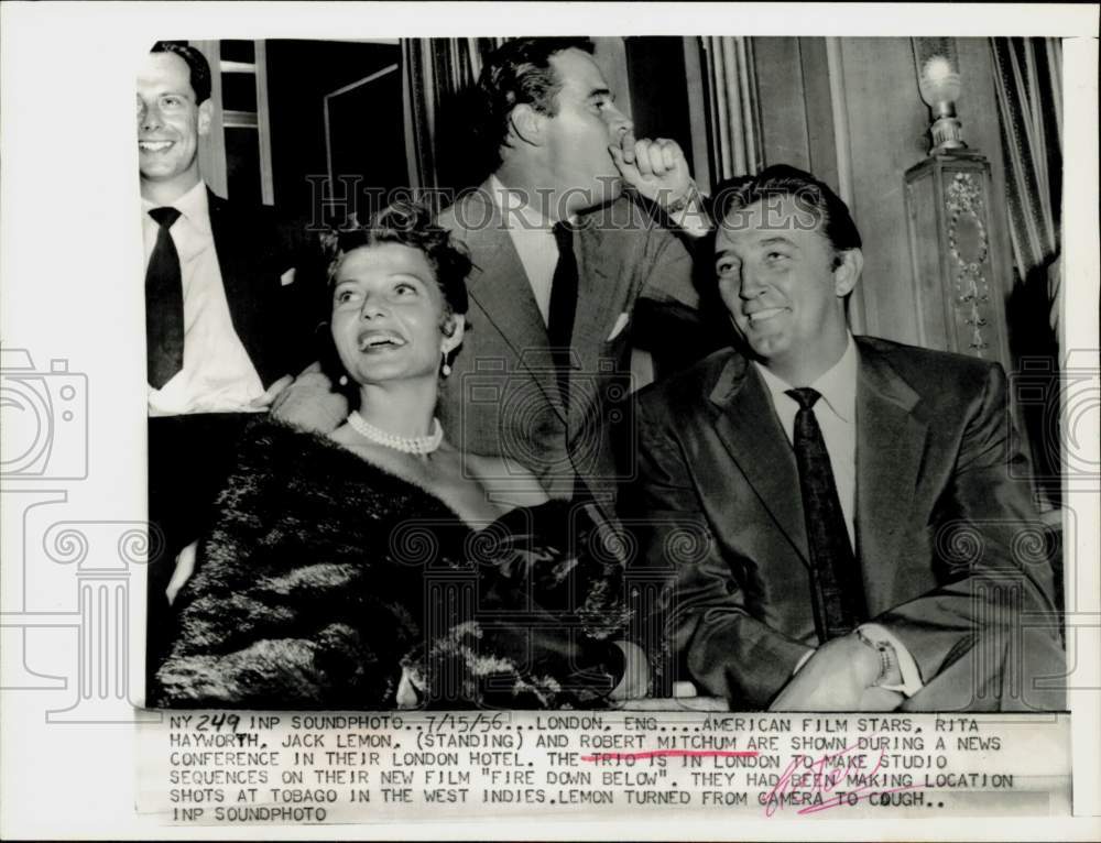 1956 Press Photo Rita Hayworth, Jack Lemmon, Robert Mitchum at London Hotel- Historic Images