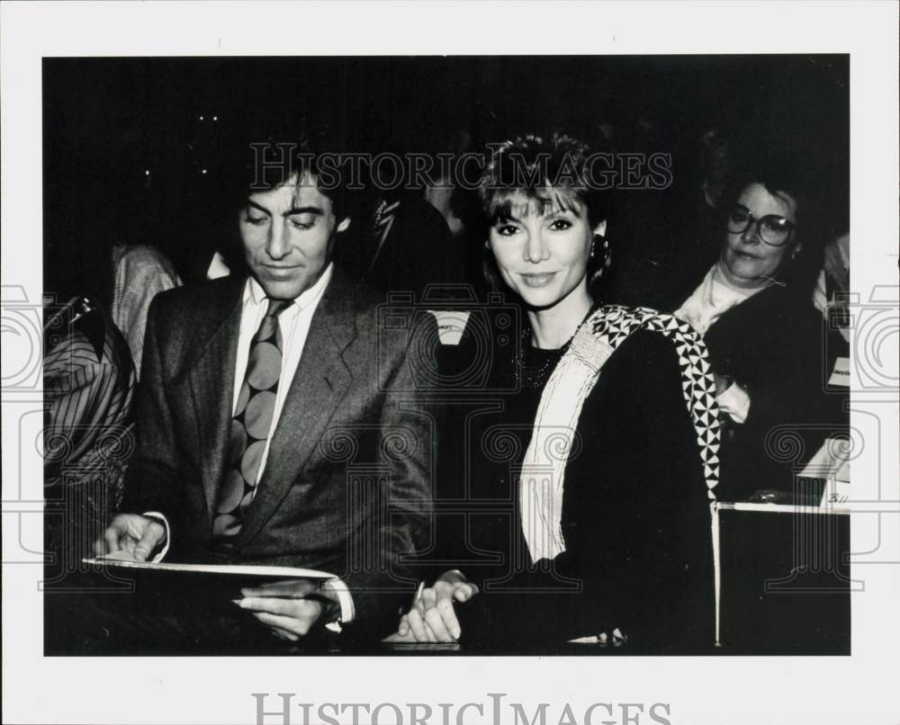 1984 Press Photo Victoria Principal &amp; Dr. Harry Glassman at Anne Klein Show- Historic Images