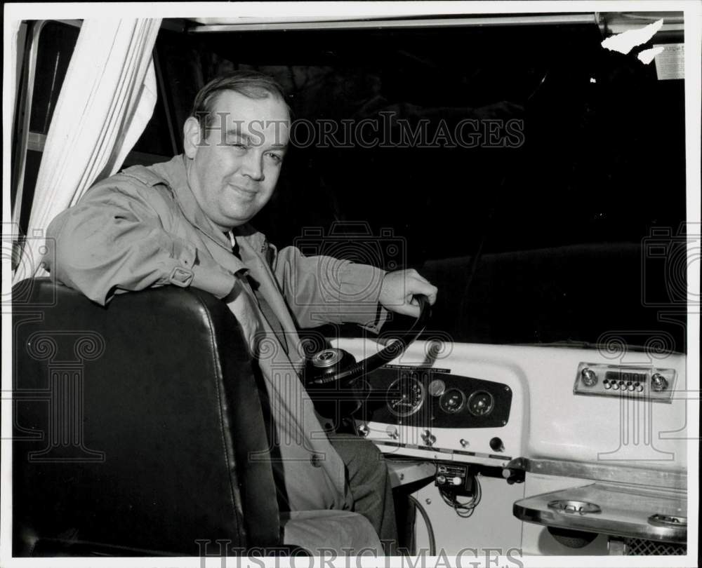 1970 Press Photo Charles Kuralt, Driving Bus in &quot;On the Road&quot; TV Series- Historic Images