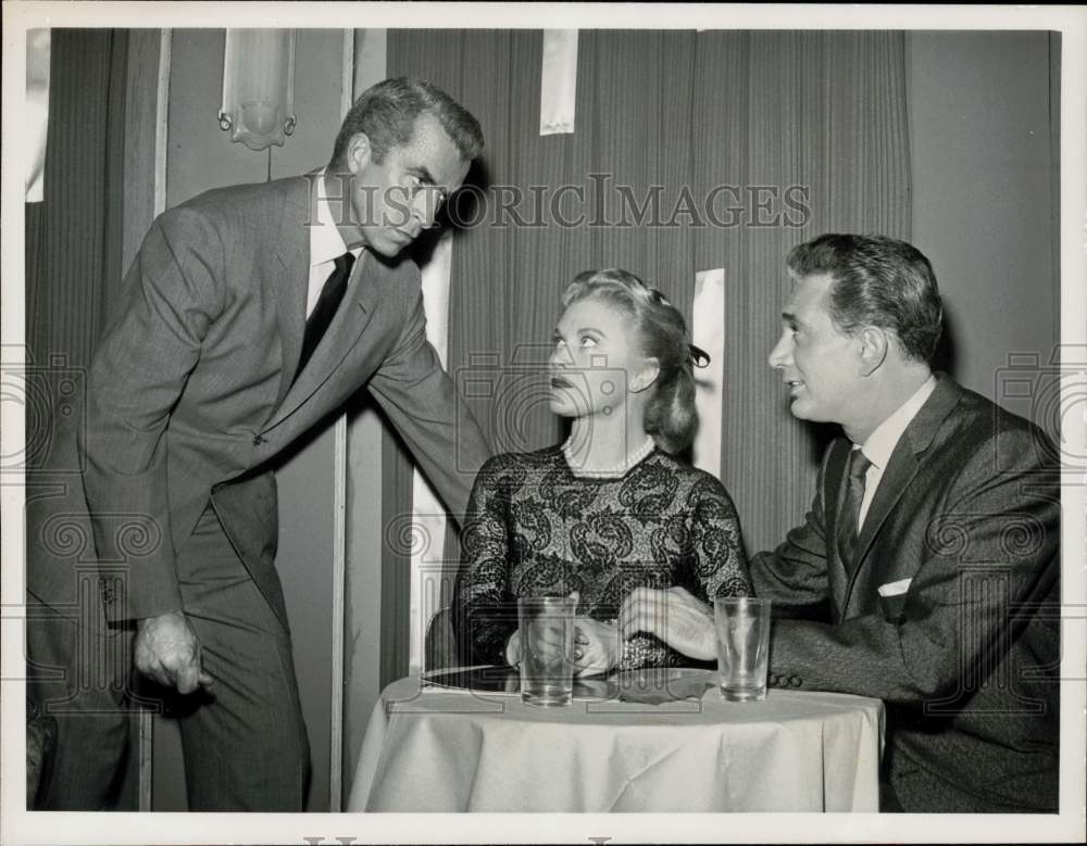 1958 Press Photo Fernando Lamas, Joan Caulfield, Robert Alda on &quot;Pursuit&quot;- Historic Images