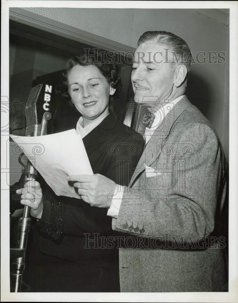 1958 Press Photo Ronald Colman &amp; Wife, Stars of &quot;The Halls of Ivy&quot; on NBC Radio- Historic Images