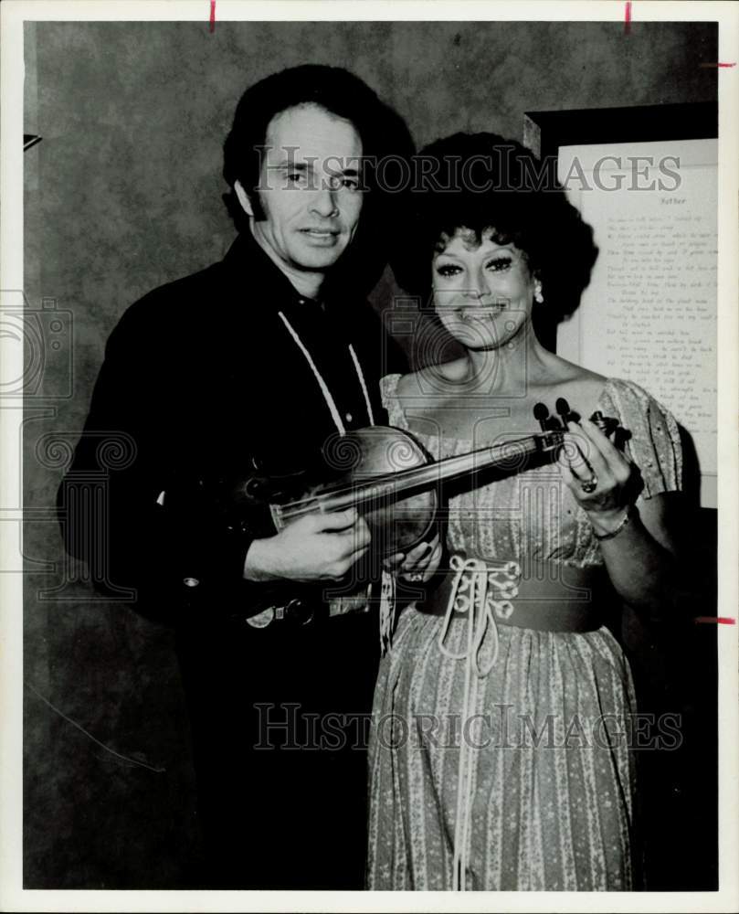 1976 Press Photo Singer Merle Haggard &amp; Kay Starr in Houston - hpp32153- Historic Images