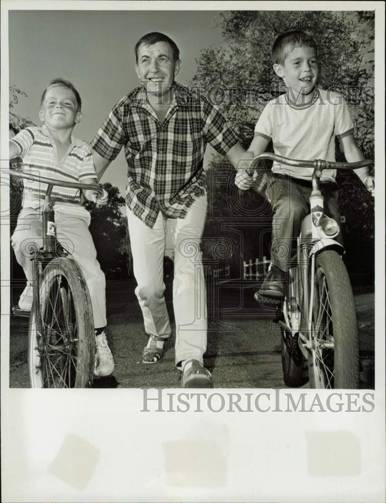 1962 Press Photo Actor Hugh Reilly &amp; Sons Ethan, Joshua Ride Bicycles, Hollywood- Historic Images