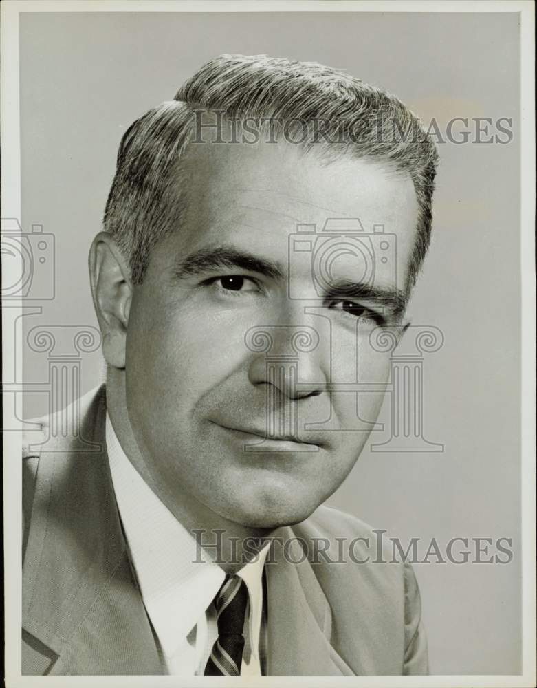 1961 Press Photo Commentator Harry Reasoner on CBS&#39; &quot;Calendar&quot; - hpp32477- Historic Images