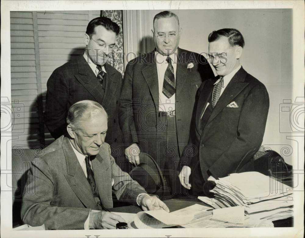 1939 Press Photo California Governor Culbert Olson Frees Inmate Warren Billings- Historic Images