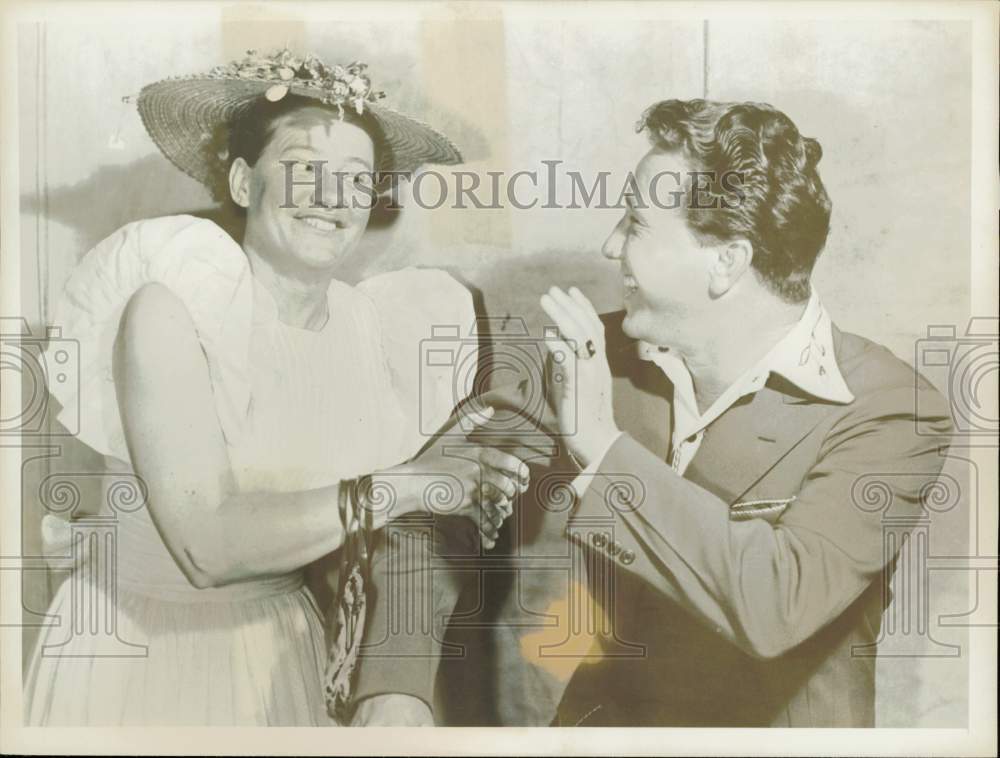 1958 Press Photo Minnie Pearl and Marty Robbins, Stars of &quot;Grand Ole Opry&quot;- Historic Images