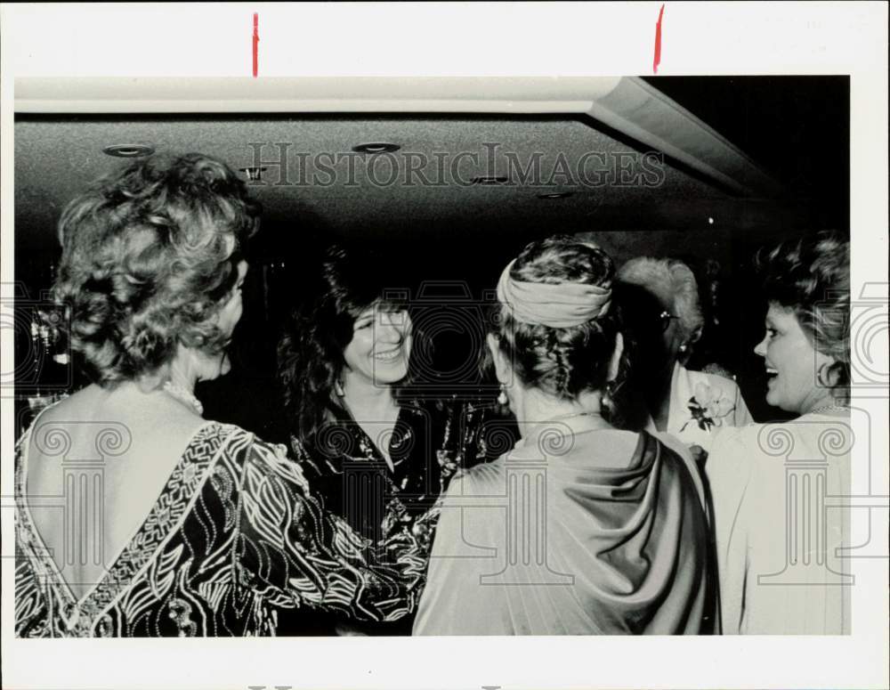 1986 Press Photo Choreographer Margo Sappington Greets Friends - hpp32546- Historic Images