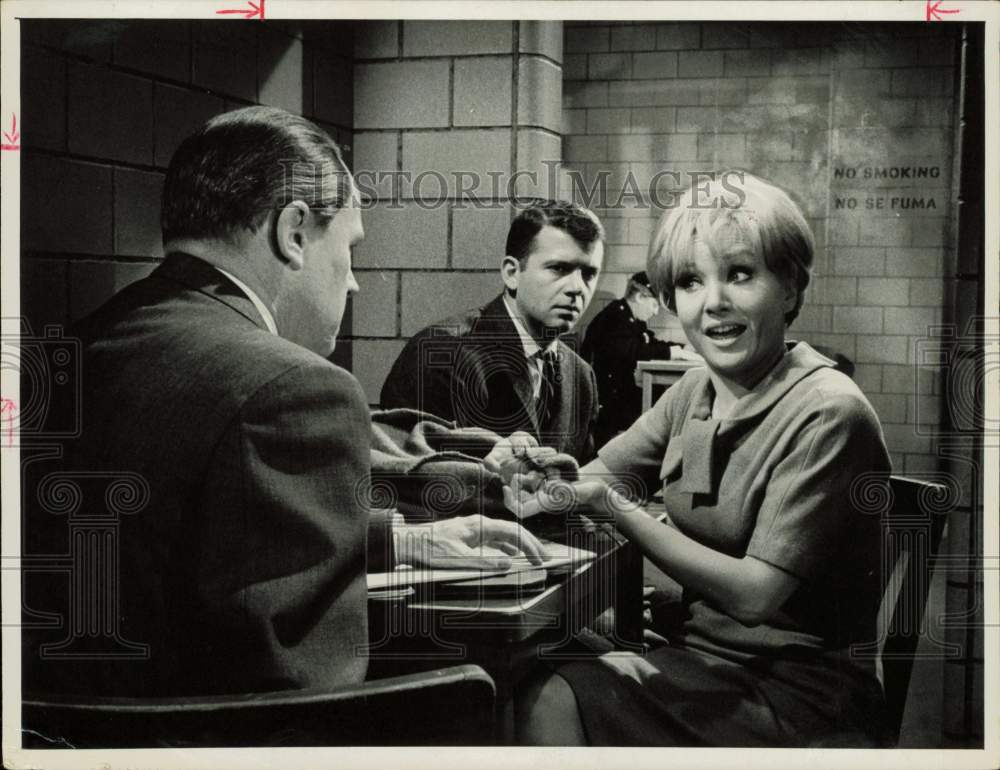 1964 Press Photo Actors Susan Oliver, Robert Reed &amp; Co-Star in Prison Scene- Historic Images