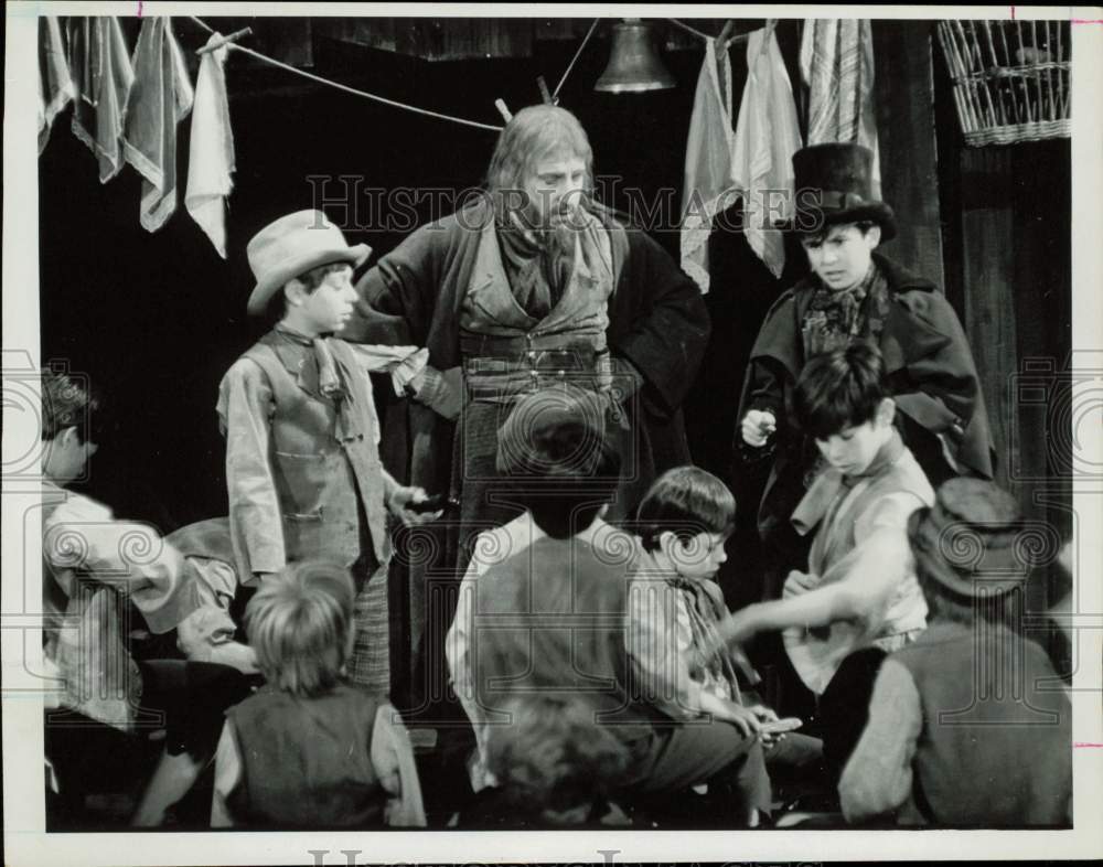 1963 Press Photo Actor Clive Revill &amp; Young Co-Stars - hpp32561- Historic Images