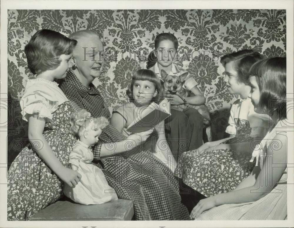 1959 Press Photo Actress Mary Perry Reads to Children on &quot;Actor&#39;s Choice&quot;- Historic Images