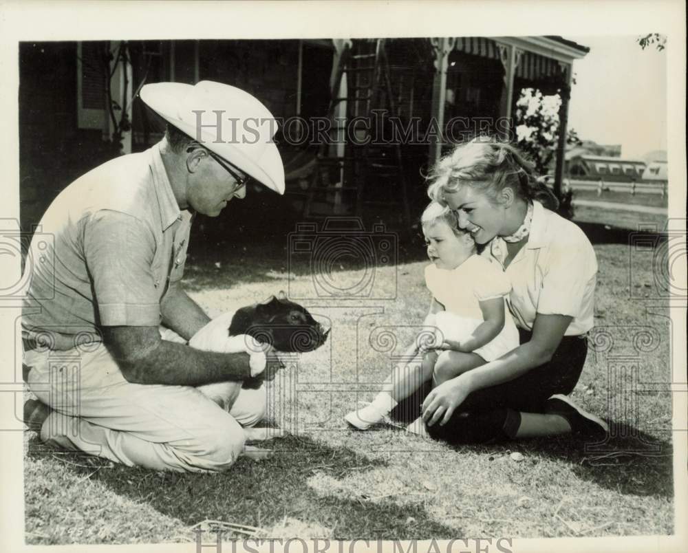 1958 Press Photo Debbie Reynolds &amp; Daughter Carrie Meet Piglet - hpp32811- Historic Images