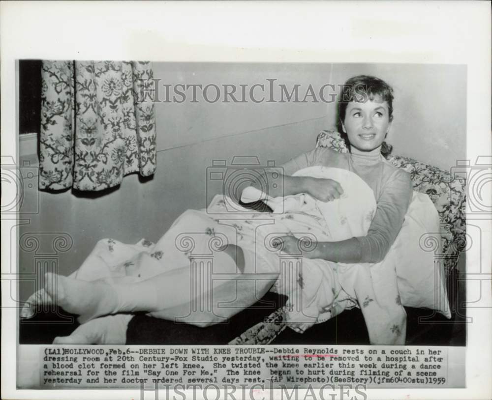 1959 Press Photo Actress Debbie Reynolds Rests Knee at 20th Century-Fox Studio- Historic Images