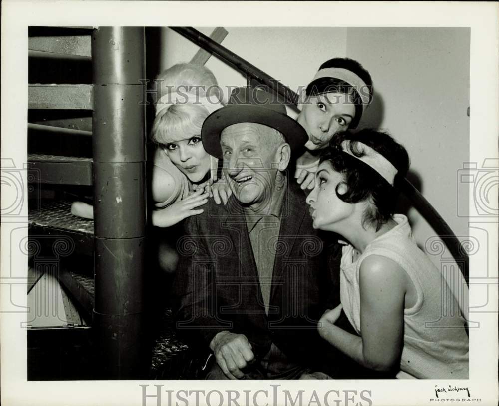 1964 Press Photo Comedian Jimmy Durante with Three Women - hpp32854- Historic Images