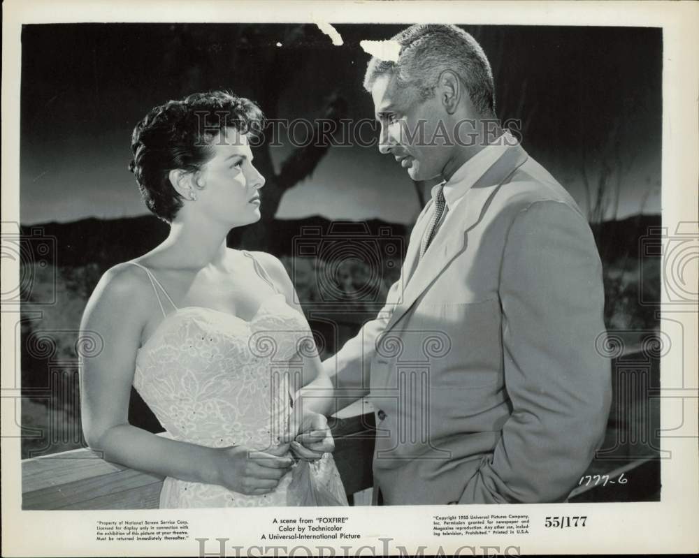 1955 Press Photo Actors Jane Russell &amp; Jeff Chandler in &quot;Foxfire&quot; Film- Historic Images