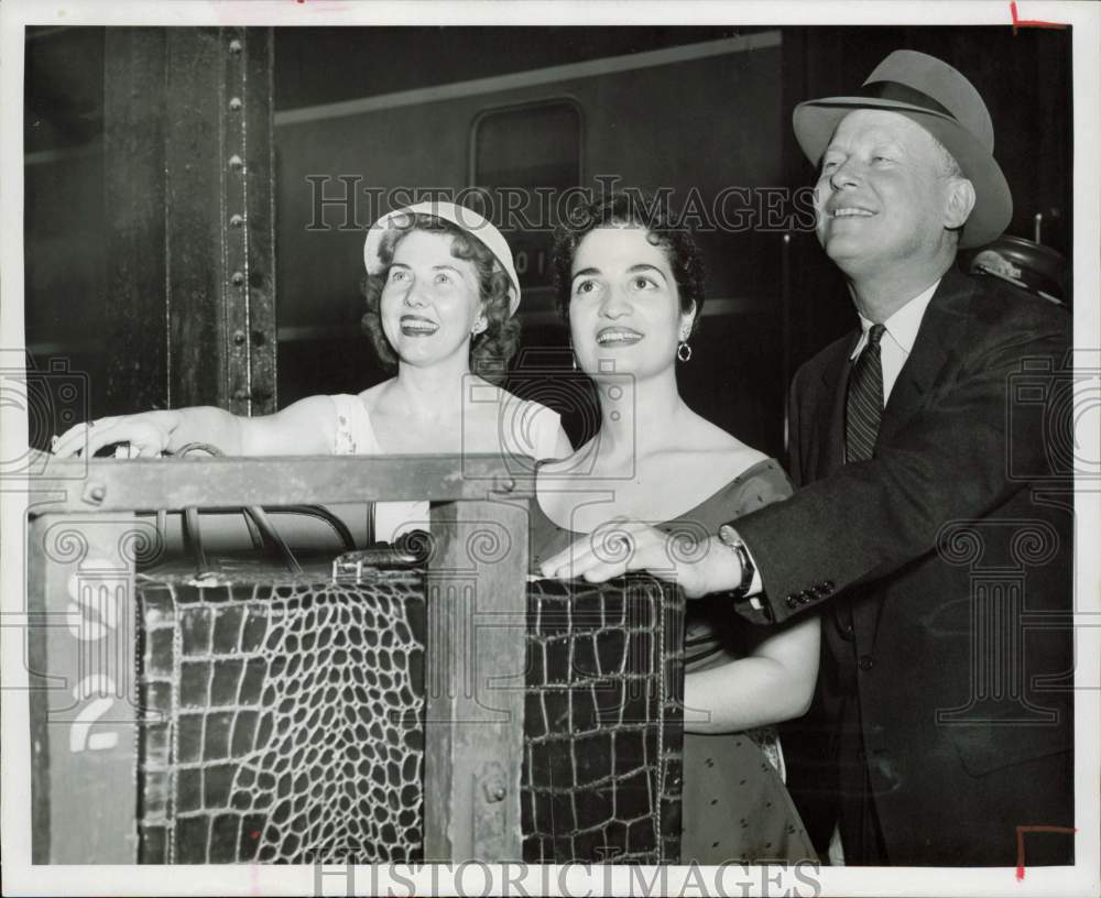 1956 Press Photo Metropolitan Opera Vice President with Sopranos at Depot, Texas- Historic Images