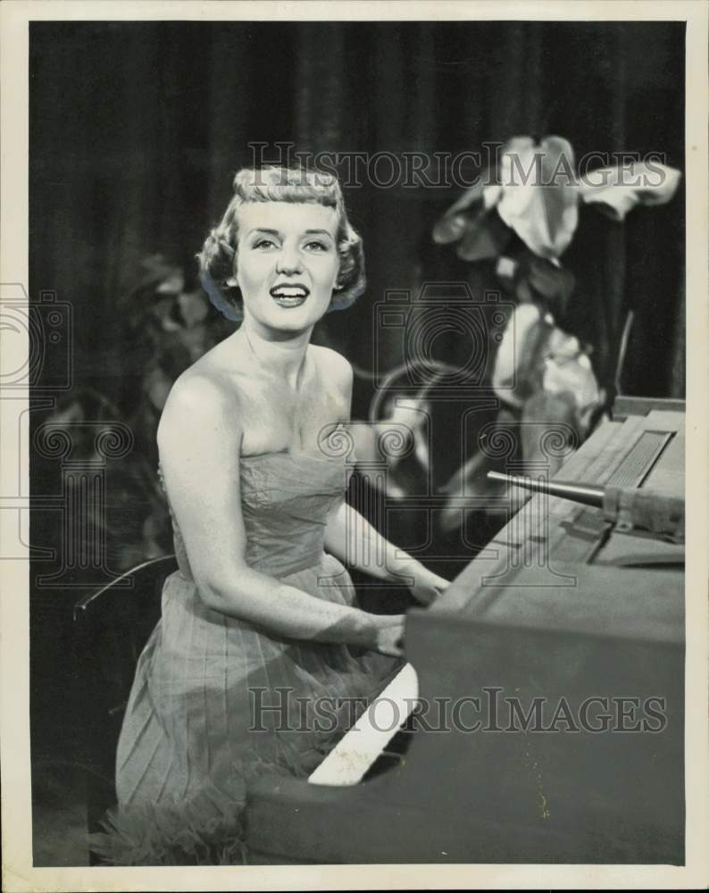 1956 Press Photo Musician Roberta Quinlan on &quot;Mohawk Showroom&quot; - hpp33040- Historic Images