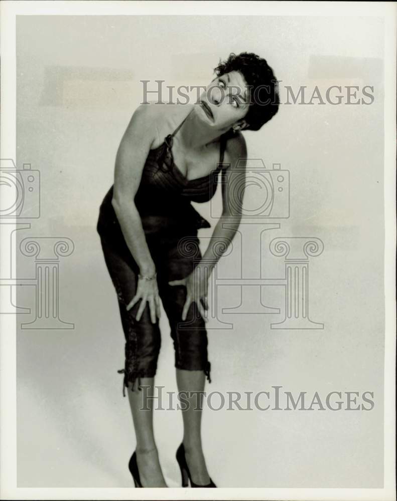 1959 Press Photo Actress Martha Raye Strikes Comical Pose - hpp33061- Historic Images