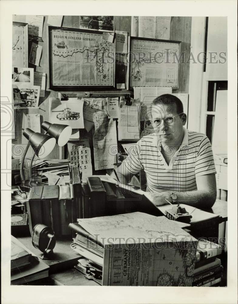 1962 Press Photo Author Wayne Robinson - hpp33086- Historic Images