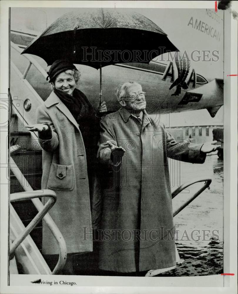 1976 Press Photo Conductor Artur Rodzinski &amp; His Wife Arriving in Chicago- Historic Images