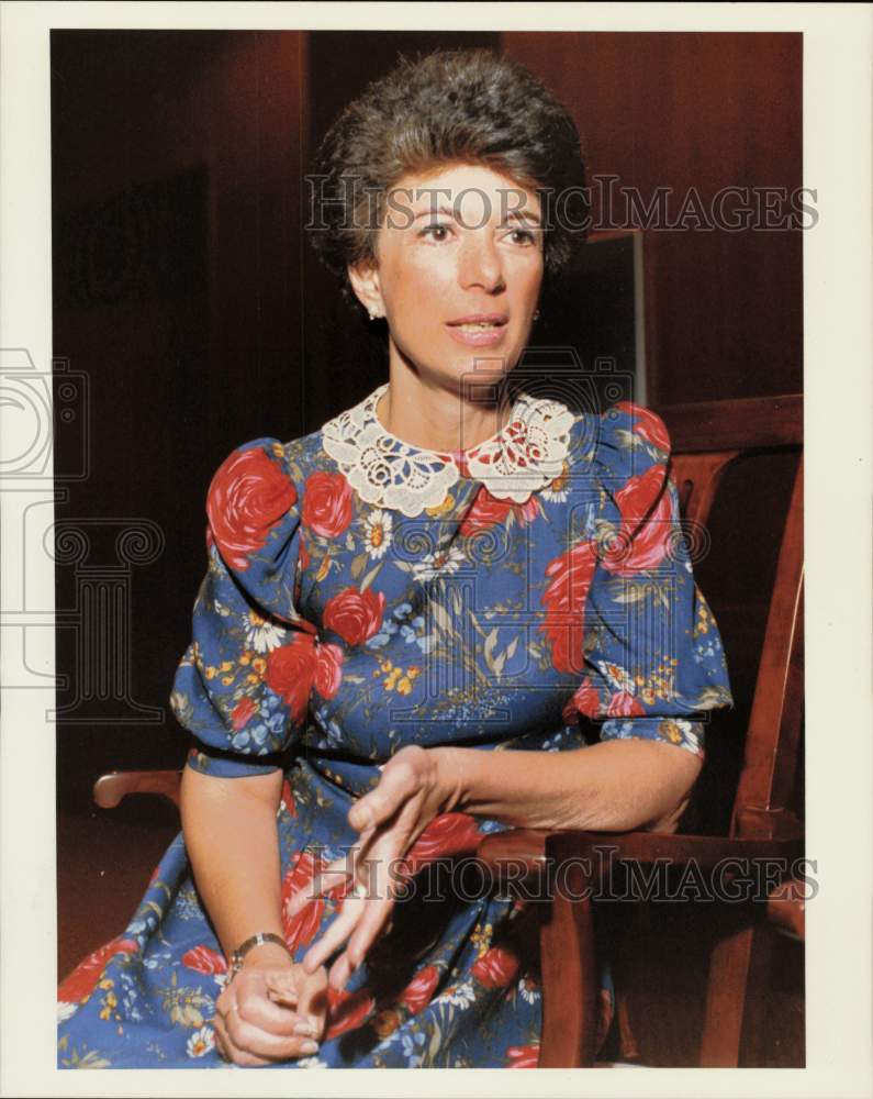 1991 Press Photo Correspondent Betty Rollin Lecturing at M.D. Anderson Hospital- Historic Images