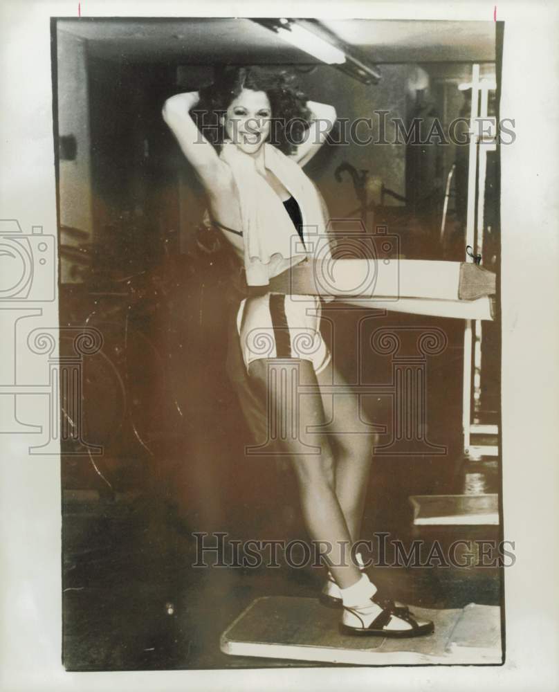 1977 Press Photo Comedian Gilda Radner, Using Exercise Machine - hpp33502- Historic Images