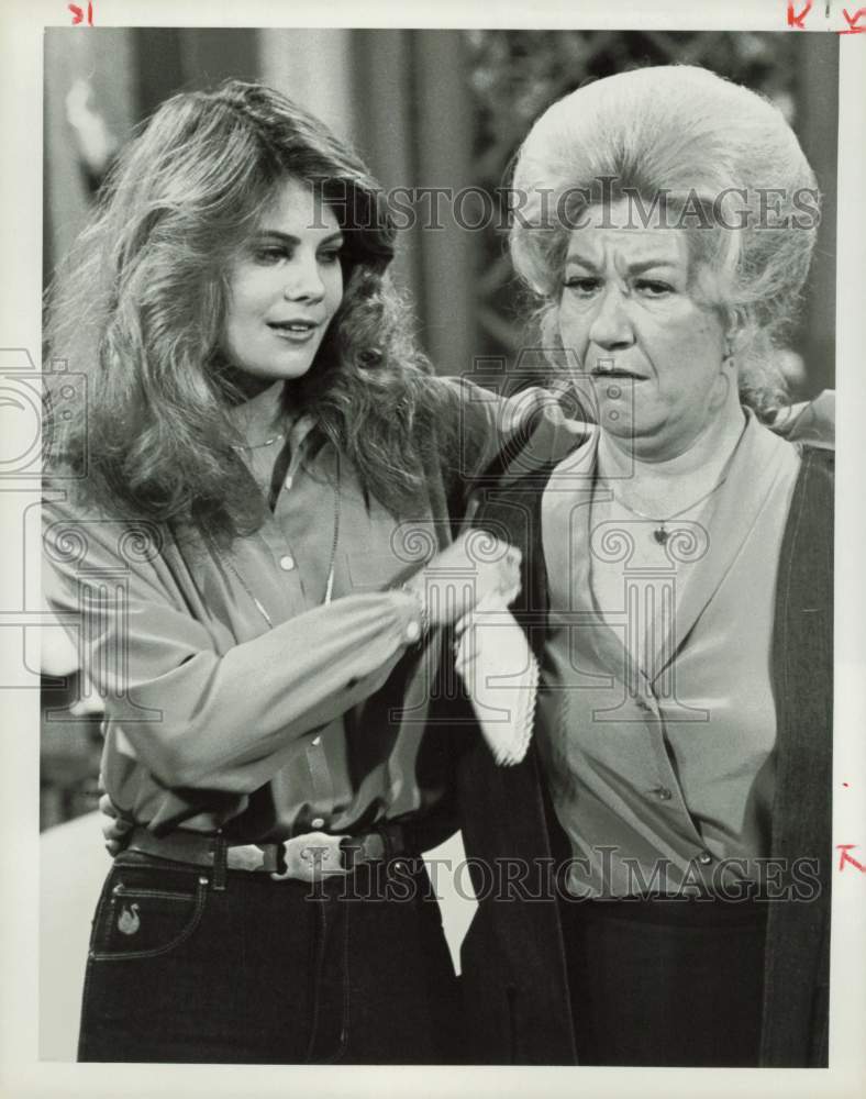 Press Photo Actors Lisa Whelchel and Charlotte Rae on &quot;The Facts of Life&quot;- Historic Images