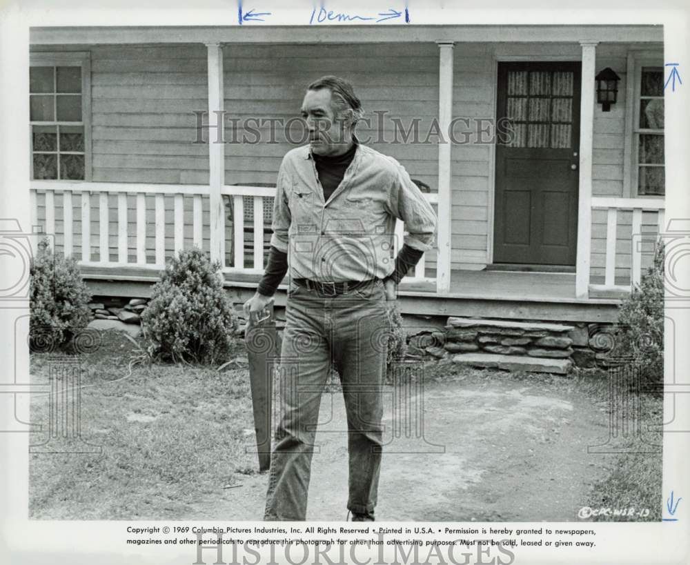 1969 Press Photo Actor Anthony Quinn as Will Cade in Movie Scene - hpp34053- Historic Images