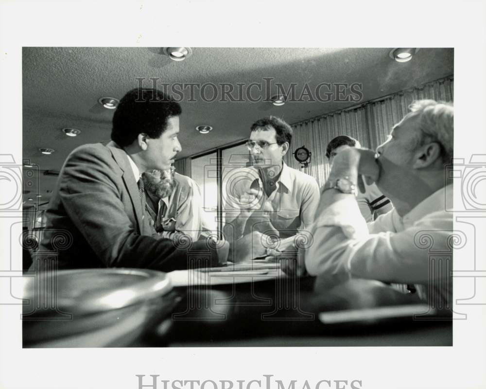 1981 Press Photo ABC Newsman Max Robinson Gets Briefing on Delay ...