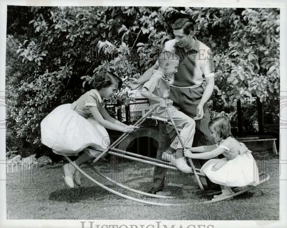 1959 Press Photo TV Host Jan Murray &amp; His Children Play in Backyard, New York- Historic Images