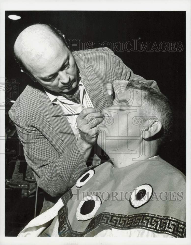 1963 Press Photo Hugh A. Mulligan &amp; Makeup Artist John Martinez in Memphis- Historic Images