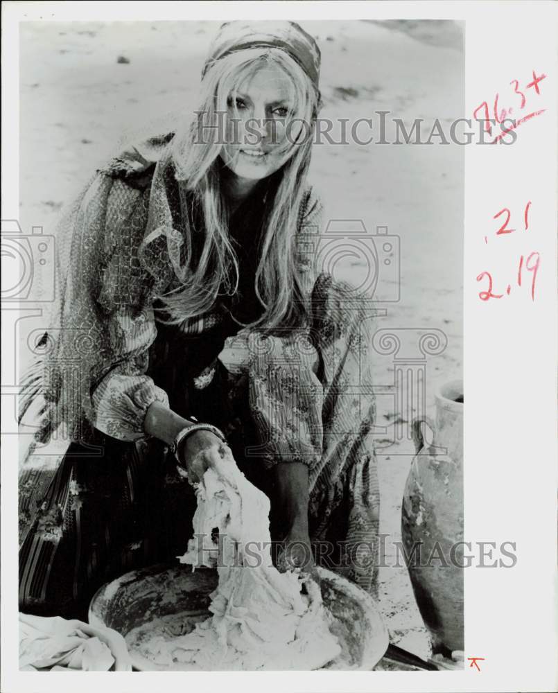 1978 Press Photo Actress Jennifer O&#39;Neill Makes Bread on &quot;Caravans&quot; Set- Historic Images