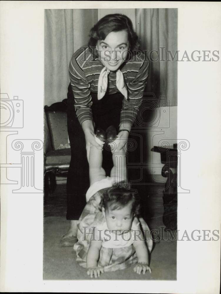 1955 Press Photo Actress Lale Oraloglu &amp; Daughter Alev at Home in Istanbul- Historic Images