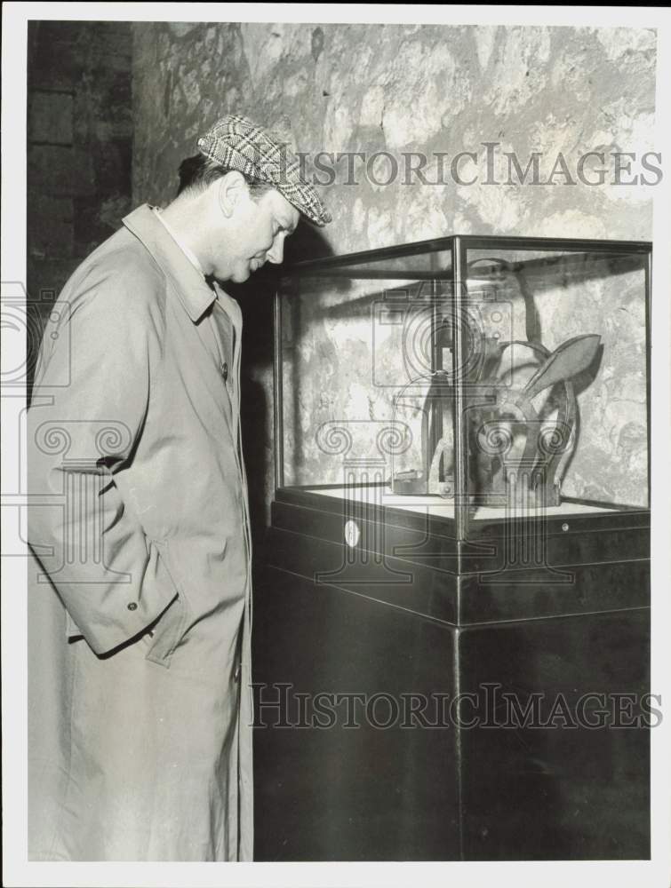 Press Photo TV Host Jack Paar Visits Tower of London Museum - hpp34910- Historic Images