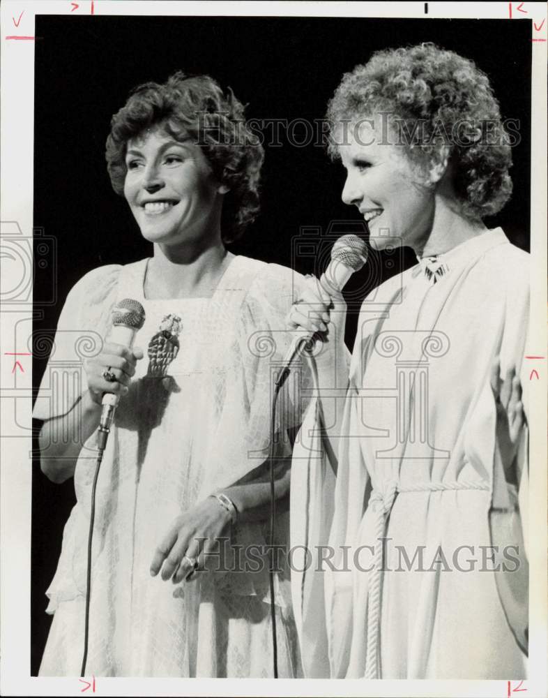 1975 Press Photo Helen Reddy and Petula Clark on &quot;The Midnight Special&quot;- Historic Images