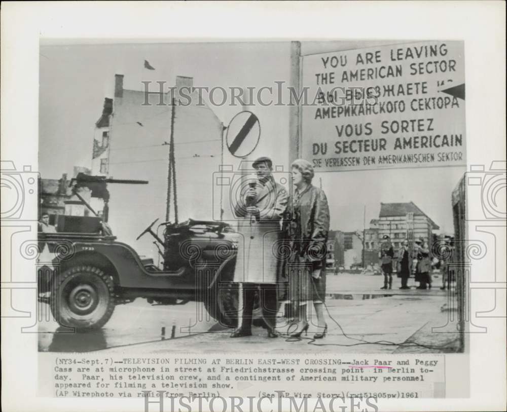 1961 Press Photo Jack Paar and Peggy Cass Filming at Friedrichstrasse, Berlin- Historic Images