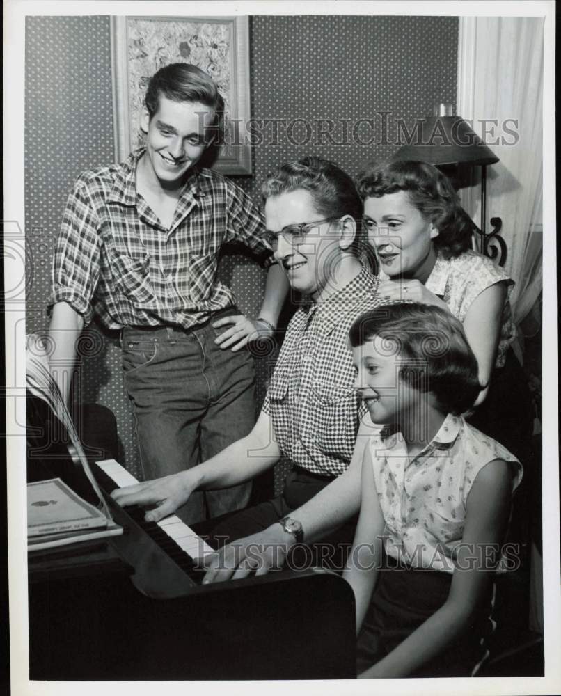 1957 Press Photo Actress Martha Scott and Family in &quot;Modern Romances&quot;- Historic Images