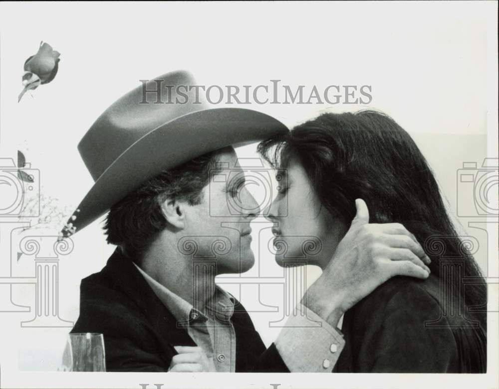 1984 Press Photo Actors Ben Murphy &amp; Connie Sellecca in Arthur Hailey&#39;s &quot;Hotel&quot;- Historic Images