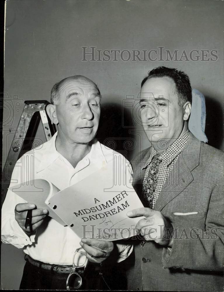 1955 Press Photo Author William Saroyan &amp; Friend Read &quot;A Midsummer Daydream&quot;- Historic Images