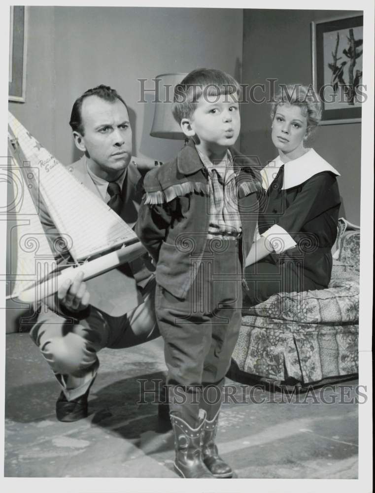 1958 Press Photo Actress Betsy Palmer in a scene with two actors. - hpp36193- Historic Images