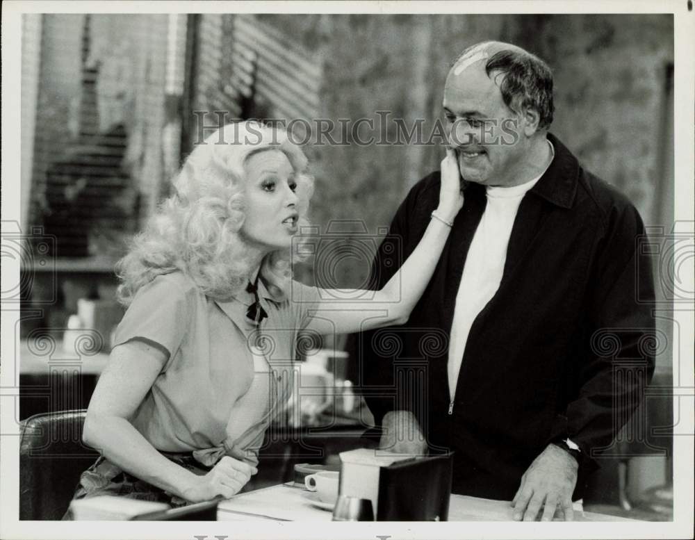 Press Photo Victoria Carroll and Vic Tayback in a scene on &quot;Alice,&quot; on CBS.- Historic Images