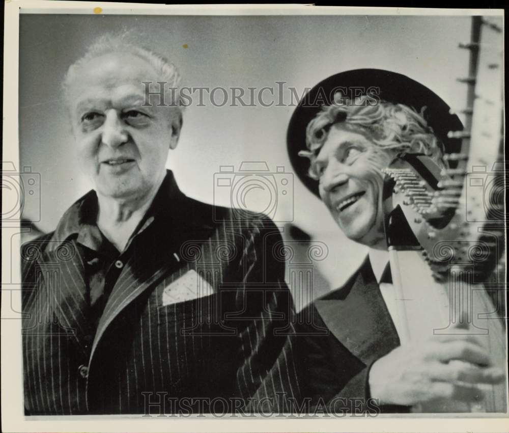 1962 Press Photo Conductor Leopold Stokowski with musician-comedian Harpo Marx.- Historic Images